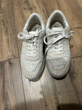 Universal Thread Women's Cream Woven Lace-Up Sneakers